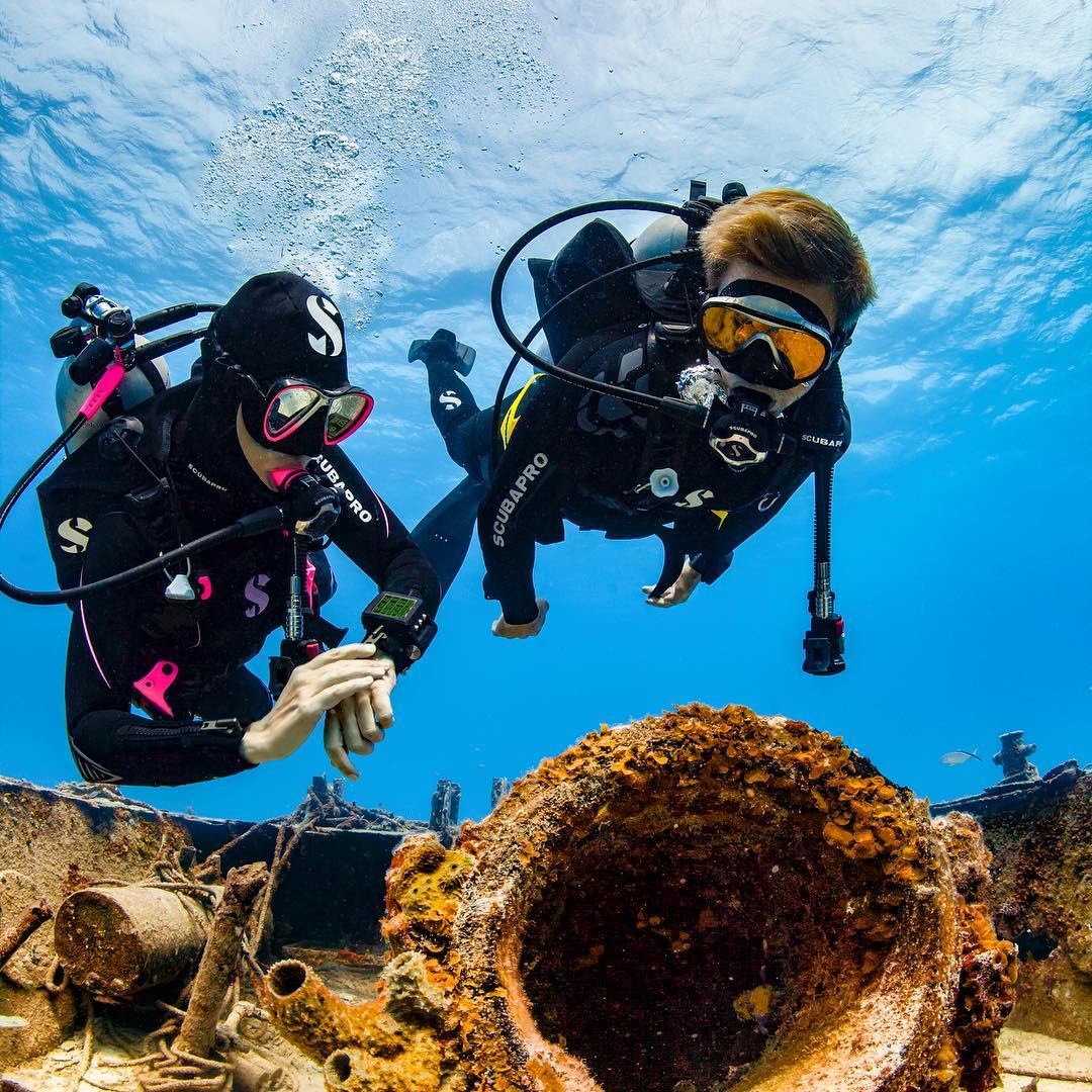 Divers underwater in scubapro equipment